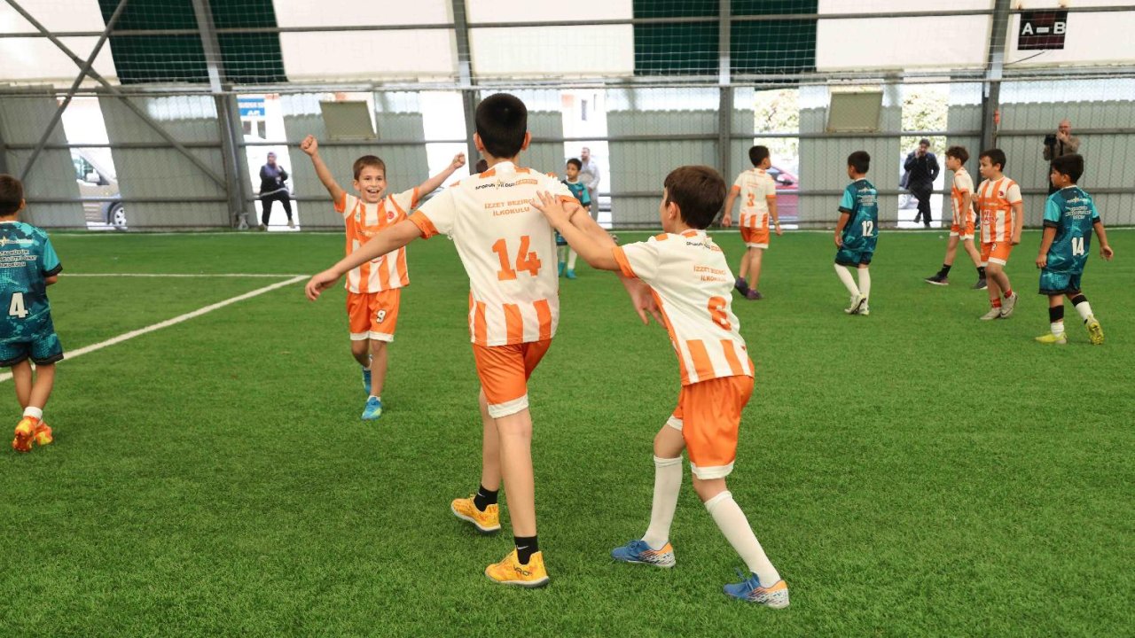 karatayda-geleneksel-ilkokullar-arasi-dostluk-ve-kardeslik-futbol-turnuvasi-basladi-10-jpg-1500.jpg