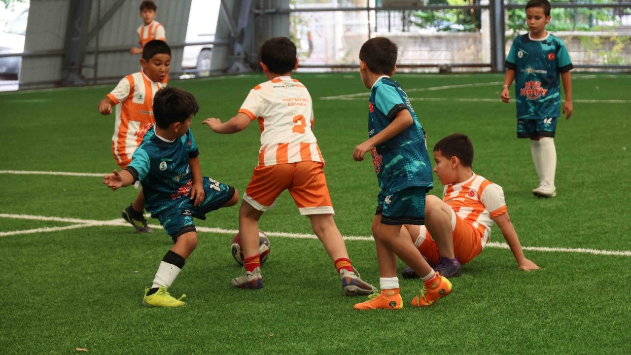 karatayda-geleneksel-ilkokullar-arasi-dostluk-ve-kardeslik-futbol-turnuvasi-basladi-13-jpg-1500.jpg